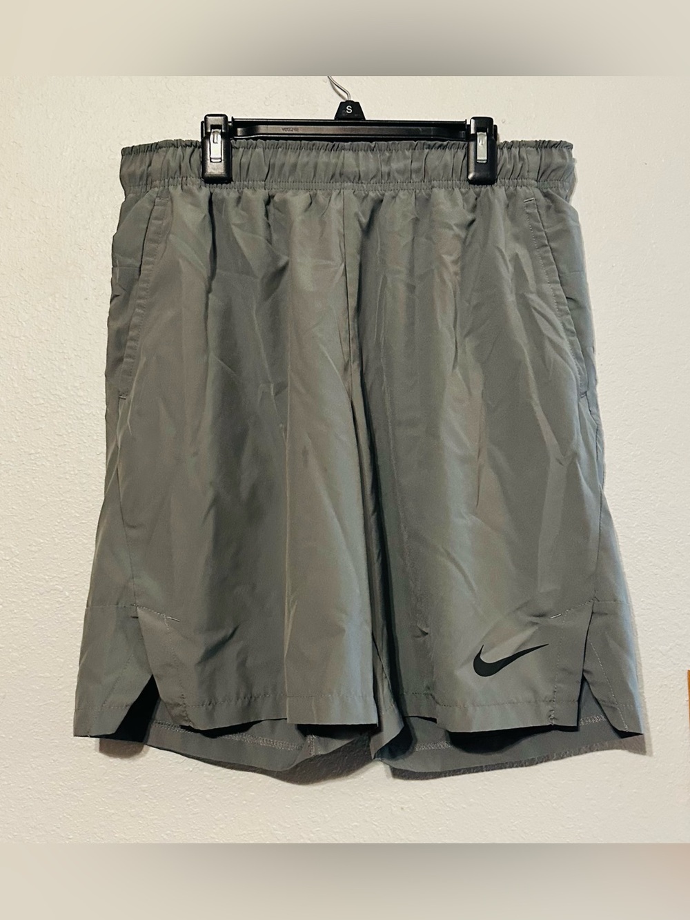 Nike Men's size MEDIUM Grey Dri-FIT Running Shorts athletic workout